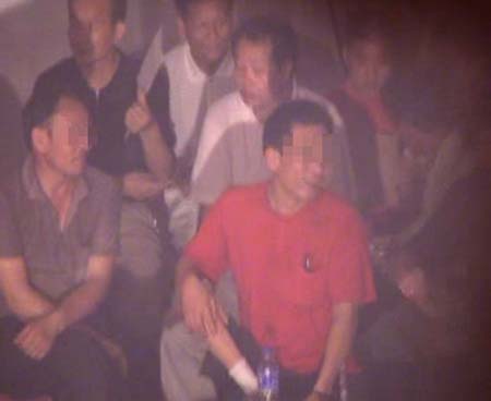裸体歌舞演员在孩子面前搂抱挑逗老人组图