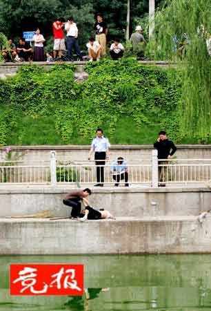 老大爷见义勇为被歹徒溺死数十人围观无人援助