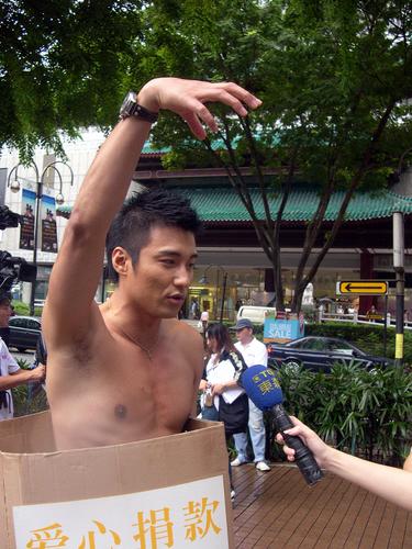 胡兵真空上阵裸奔募捐各国游客大惊失色组图