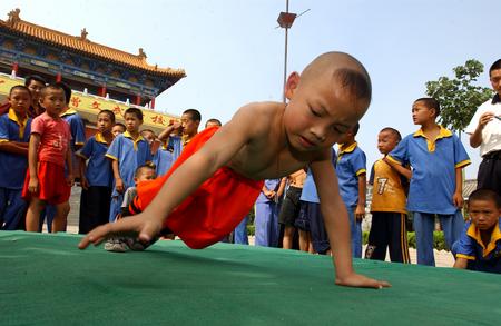 六岁儿童少林拜师 三小时做一万俯卧撑__图说