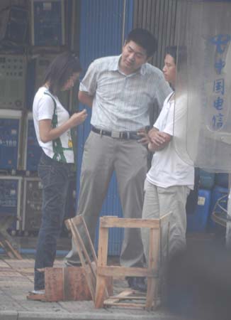 女子发色诱短信卖处用血色海绵当道具(组图)