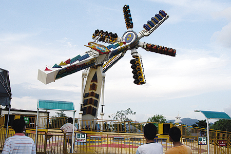 温州乐园极速风车把游客举在半空不动了[图]