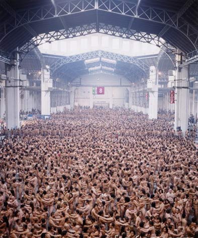 美裸体摄影师做客德国 840人为艺术“献身”(图)