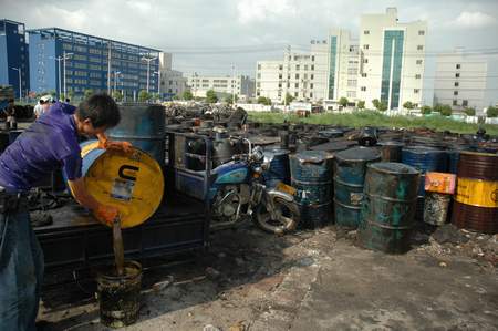 这些油桶会爆炸? 市区一空地上摆着百多个废油桶