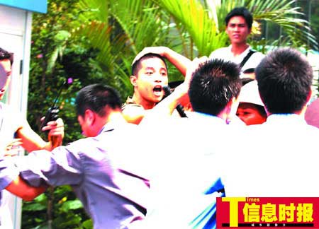 保安阻止停车遭报复 引发3次大械斗10多人受伤