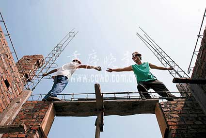 中学老师暑期下苦力挣钱资助贫困学生(图)