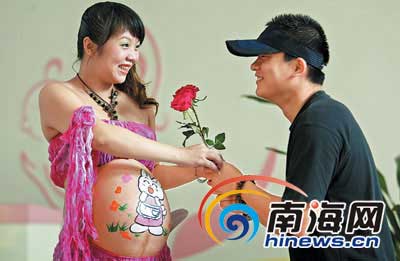海南孕妈妈形体彩绘大赛 满心欢喜忘记害羞(图)