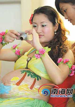 海南孕妈妈形体彩绘大赛 满心欢喜忘记害羞(图)