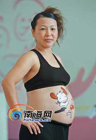 海南孕妈妈形体彩绘大赛 满心欢喜忘记害羞(图)