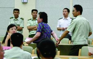 300名军官集体相亲兵哥哥腼腆女孩主动(图)