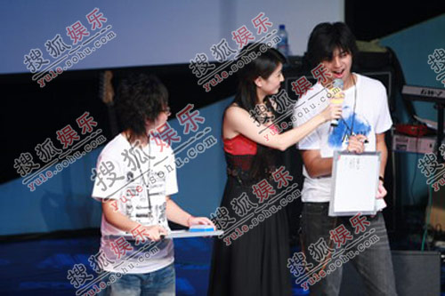 周笔畅陈柏霖恋情升温 送礼物笔笔羞红脸(图)