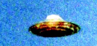 俄罗斯乘客拍到隐形UFO跟踪客机照片(组图)