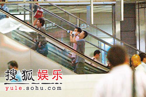 吴彦祖与友人名店扫货 忘形露底裤走光(组图)