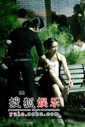 朱茵校园内当众“抠脚” 玉女形象尽毁(组图)