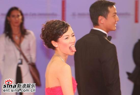 图文:《夜宴》威尼斯首映--章子怡做鬼脸
