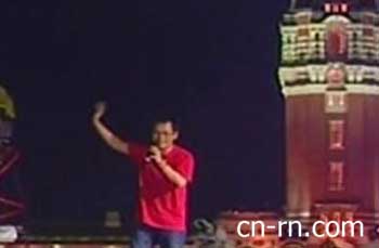台倒扁静坐进入第四夜罗大佑现场献唱(组图)