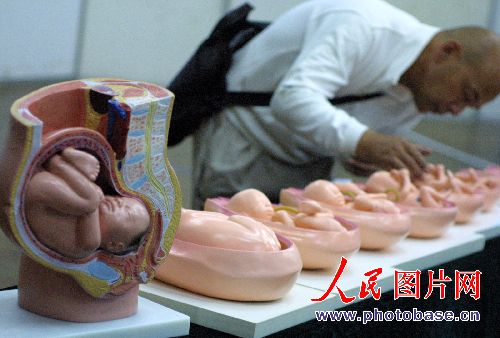 9��13�����磬������Ա����׼��չ���ķ����ӹ��е�̥����  ��Ȩ��Ʒ������ת�ء�