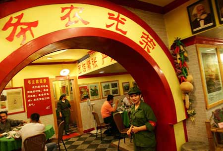 广州出现文革时期特色餐厅 服务员穿绿军装服务