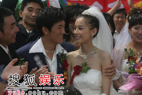 黄圣依杨子高调完婚含情脉脉秀恩爱图
