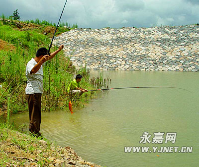 村兴起钓鱼热