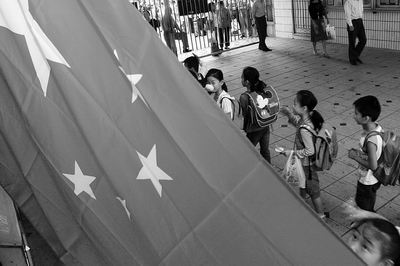 小学生在爱国宣传活动中用国旗擦鼻子(图)