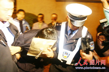 组图:交警逮住酒后驾驶的交通局副局长