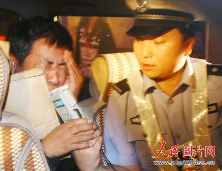 组图:交警逮住酒后驾驶的交通局副局长