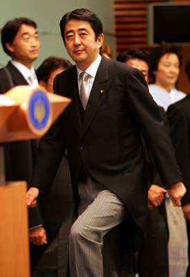《花花公子》向安倍下战书 邀其政策上