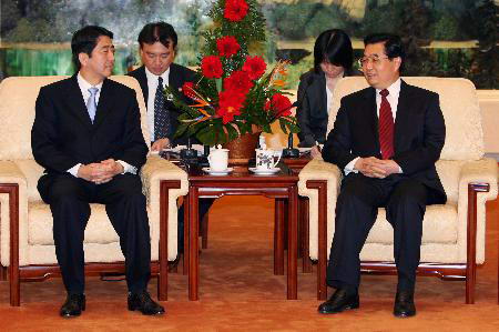 胡锦涛会见安倍就中日关系健康发展提4项主张