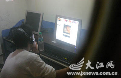 网吧通宵放黄片 少年看入迷不知记者已拍照(图)