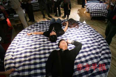 60名亿万富豪现身奢侈品展 百富榜仅10人接邀请