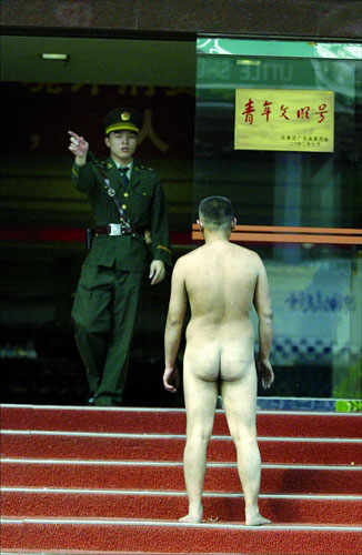 广州裸男闯入商场游荡 女市民拿报纸遮面(图)