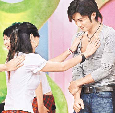  谢霆锋 口水被 粉丝 争抢 佘诗曼被强迫喝汤(图)_