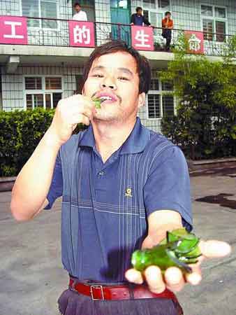男子拿酒瓶当下酒菜 10年吃掉1500只玻璃瓶(图)