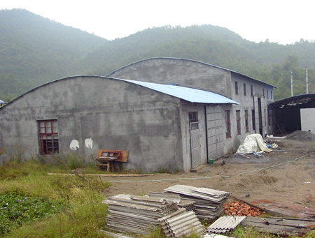 村民占地建厂房 山脚下冒出非法"工业区"