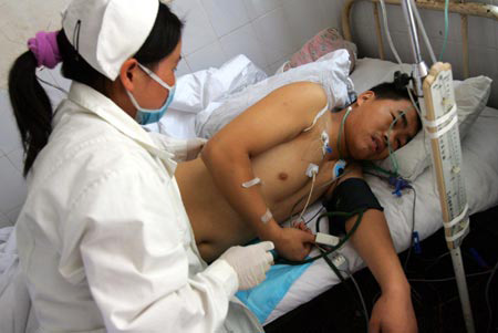 云南警察追捕嫌犯时遭炸弹袭击6人受伤(组图)