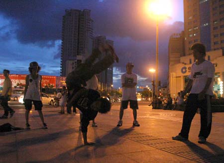 <em>街舞少年</em>--温州日报