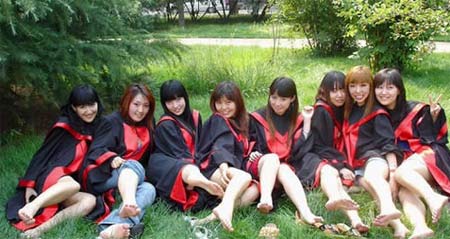 ��ͼ���˴�Ů������¶���Ըб�ҵ��������