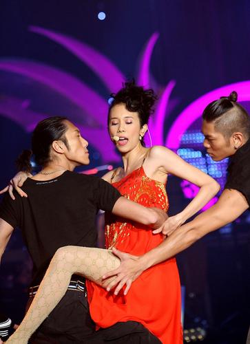 那英低胸献唱莫文蔚<em>丝袜</em>诱惑遭丑男<em>摸</em>腿(组图