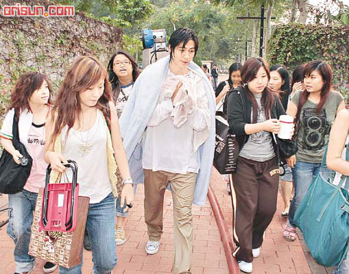 周渝民李冰冰湿身拥抱风中颤抖杜琪峰贴身指导