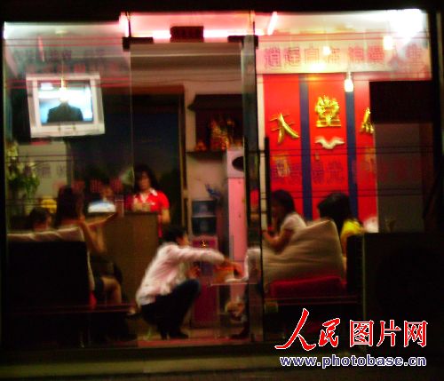 苏州湄长路小姐盘踞一条街药盒安全套满街丢(