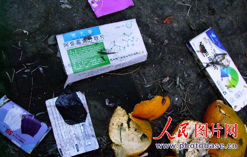 苏州湄长路小姐盘踞一条街 药盒安全套满街丢