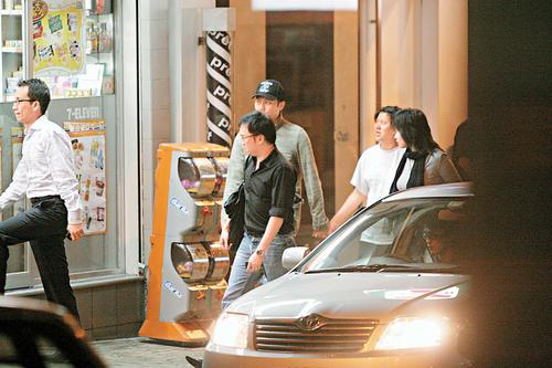 组图袁咏仪肚大如箩与张智霖甜蜜牵手买面包