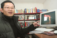 诗人当众裸体朗诵被拘续:走出拘留所后不悔过