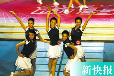 国内民航首批50名“民间空姐”广州产生(图)