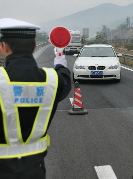 高速交警在拦车检查.郑晓群摄