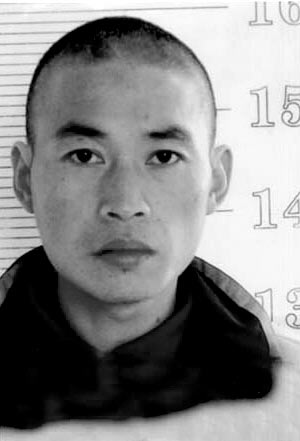 连环杀人奸尸疑犯董文语落网时携带通缉报道