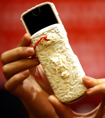 全球首部18万元牙雕手机诞生-时尚[温州网]