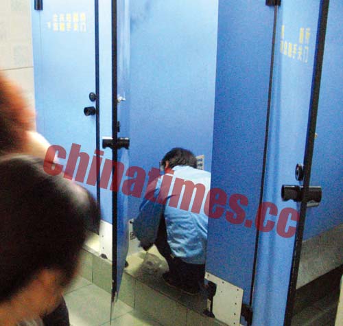医院男女混用厕所招色狼隔板被钻许多小洞(图)