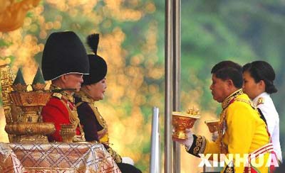 当天,泰国举行阅兵式,庆祝12月5日的泰国国庆日和普密蓬国王79岁生日.